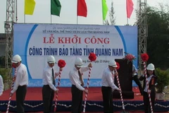 Các đại biểu làm lễ động thổ. (Ảnh: Văn Sơn/Vietnam+)