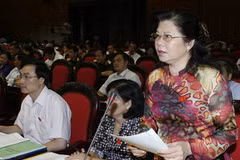 Đại biểu Quốc hội tỉnh Cao Bằng Nguyễn Thị Nương phát biểu ý kiến. (Ảnh: Thống Nhất/TTXVN)