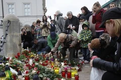 Người dân Ba Lan đặt hoa trước Phủ Tổng thống ở Warsaw khi nghe tin Tổng thống thiệt mạng. (Ảnh: Reuters).