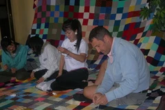 Các tình nguyện viên đan chiếc chăn len lớn nhất thế giới. (Ảnh: Internet)