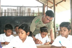 Xóa mù chữ cho trẻ em. (Ảnh: Hoàng Tuấn/TTXVN). 