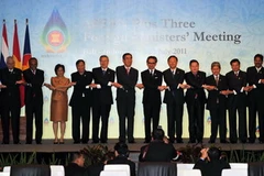 Phó Thủ tướng kiêm Bộ trưởng Ngoại giao Việt Nam Phạm Gia Khiêm cùng các đại biểu. (Ảnh: AFP/TTXVN)