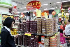 Khách hành chọn sản phẩm hàng Việt Nam tại Siêu thị Co.op Bình Tân. (Ảnh: Thanh Vũ/TTXVN)