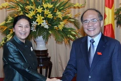 Chủ tịch Quốc hội Nguyễn Sinh Hùng đón Chủ tịch Quốc hội Lào Pany Yathotu. (Ảnh: Nhan Sáng/TTXVN).