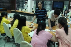 Đoàn Đại sứ quán Việt Nam tại Thái Lan thăm hỏi, động viên các cô gái. (Ảnh: T.N. Tiến/Vietnam+)