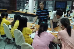 Đoàn Đại sứ quán Việt Nam tại Thái Lan thăm hỏi, động viên các cô gái. (Ảnh: T.N. Tiến/Vietnam+)