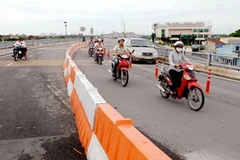 Việc lắp đặt dãy phân cách tại cầu Thủ Thiêm đã góp phần tránh nhiều tai nạn xảy ra. (Nguồn: SGGP)