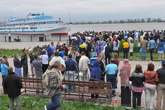 Chờ thông tin về người thân mất tích trong vụ đắm tàu trên sông Volga. (Nguồn: EPA)