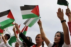 Biểu tình ủng hộ chính phủ diễn ra rầm rộ ở thủ đô Damascus nhân dịp kỷ niệm 65 năm thành lập đảng Baath cầm quyền. (Nguồn: Reuters)