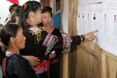 Cử tri người dân tộc Mông đi bầu cử. (Ảnh: Thanh Tùng/TTXVN)