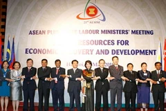 Các bộ trưởng lao động ASEAN và ba nước đối tác chụp ảnh chung. (Ảnh: Thống Nhất/TTXVN). 