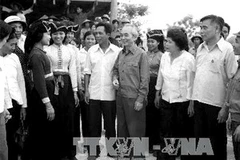 Đại tướng Võ Nguyên Giáp gặp gỡ bà con xã Thanh Xương, huyện Điện Biên trong chuyến lên thăm Điện Biên Phủ 5/1975. (Ảnh: Kim Hùng/TTXVN) 