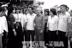 Đại tướng Võ Nguyên Giáp gặp gỡ bà con xã Thanh Xương, huyện Điện Biên trong chuyến lên thăm Điện Biên Phủ 5/1975. (Ảnh: Kim Hùng/TTXVN) 