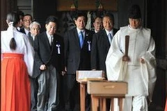 Hai Bộ trưởng Nhật Bản thăm đền Yasukuni. (Nguồn: AFP)