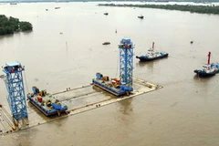 Đốt hầm số 3 di chuyển đến khu vực cầu Phú Mỹ, quận 7. (Ảnh: Hoàng Hải/TTXVN). 