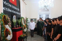 Cộng đồng Việt Nam tại Cuba đã dành một phút mặc niệm để bày tỏ lòng tưởng nhớ tới Đại tướng Võ Nguyên Giáp. (Ảnh: Hoài Nam/Vietnam+)