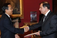 Đại sứ Việt Nam tại Cộng hòa Italy kiêm nhiệm Cộng hòa Malta Nguyễn Hoàng Long trình thư ủy nhiệm lên Tổng thống Malta. (Ảnh: Ngự Bình/Vietnam+)