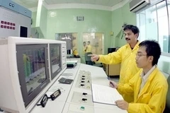 Theo dõi lò với hệ điều khiển mới tại Viện Nghiên cứu hạt nhân Đà Lạt. (Ảnh minh họa: Quang Nhựt/TTXVN)