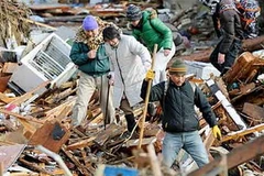 Cứu hộ nạn nhân động đất và sóng thần tại Nhật Bản. (Ảnh: Internet)