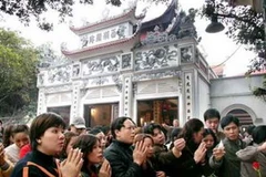 Đi lễ tại Phủ Tây Hồ. (Ảnh: Báo Ảnh Việt Nam).