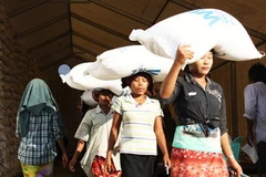 Người dân Myanmar nhận hỗ trợ lương thực từ Liên hợp quốc. (Nguồn: OCHA)