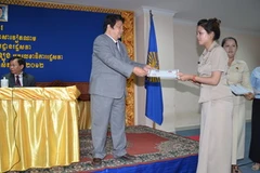 Tổng thư ký Quốc hội Leng Meng Long trao chứng chỉ cho học viên lớp tiếng Việt Nam đầu tiên tại Quốc hội Campuchia. (Ảnh: Trần Chí Hùng/Vietnam+)