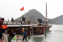 Tàu Trường Hải 06 được trục vớt nổi trên mặt nước. (Ảnh: Đinh Mạnh Tú/TTXVN)