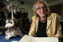 Nhà sử học Margaret Betteridge và bức thư kèm nhúm tóc của Napoleon. (Nguồn: The Sydney Morning Herald).