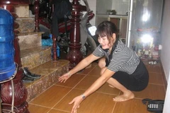 Bà Lợi đang chỉ khoảng sàn nhà bị nóng lên. (Ảnh: Vnexpress)