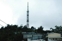 Trạm phát sóng đặt trên núi Cấm. (Nguồn: VOV)