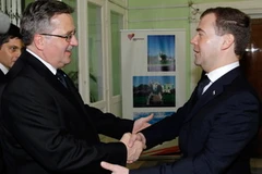 Tổng thống Nga Dmitry Medvedev (phải) và Tổng thống Ba Lan Bronislaw Komorowski (trái) trong cuộc gặp tại Smolensk. (Ảnh: AFP/TTXVN)