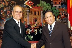 Phó Thủ tướng Phạm Gia Khiêm tiếp ông George Christophides - Chủ tịch Liên hiệp các câu lạc bộ, Trung tâm và Hội UNESCO thế giới; Nghị sĩ Quốc hội Síp. (Ảnh: Nguyễn Dân/TTXVN)