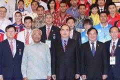 Phó Thủ tướng Nguyễn Thiện Nhân với các đại biểu. (Ảnh: Dương Giang/ TTXVN)