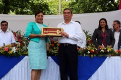 Thị trưởng Managua trao tặng ông Lê Hồng Anh chìa khóa biểu trưng của thành phố. (Ảnh: Hoài Nam/TTXVN)