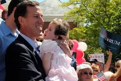 Ứng viên Cộng hòa Rick Santorum và con gái. (Nguồn: AP)