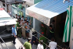 Các lưc lượng cứu hộ đang nỗ lực đưa xác nạn nhân ra ngoài. (Ảnh: Hoàng Tuấn/Vietnam+)