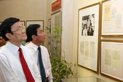 Ông Trương Tấn Sang, Ủy viên Bộ Chính trị, Thường trực Ban Bí thư tham quan triển lãm. (Ảnh: Nhật Anh/TTXVN)