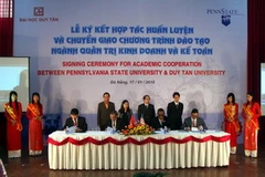 Lễ ký thỏa thuận hợp tác giữa hai trường đại học. (Ảnh: Dương Vương Lợi/Vietnam+).