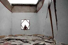 Một ngôi nhà mới xây bị hư hại vì hiện tượng nứt đất. (Ảnh: Nguyễn Dũng/TTXVN)