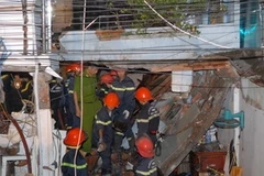 Các lực lượng chức năng nỗ lực tìm kiếm nạn nhân. (Ảnh: Mạnh Linh/Vietnam+)