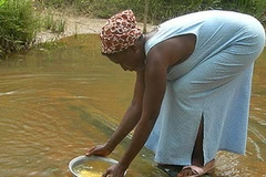 Một người phụ nữ Ghana đãi vàng. (Nguồn: BBC)
