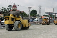 Thi công mở rộng mặt đường xa lộ Hà Nội. (Ảnh: Thanh Phàn/TTXVN). 