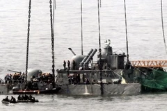 Cần cẩu vớt phần đuôi tàu PCC-772 Cheonan ngày 15/4. (Ảnh: AFP/TTXVN) 