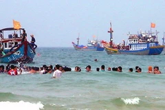 Ngư dân giả vờ tắm biển rồi đổ xô vào vùng cấm trục vớt cổ vật. (Nguồn: VnExpress)