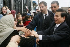 Chủ tịch nước Nguyễn Minh Triết thăm nhân dân đang sống tại đại lộ Hồ Chí Minh ở Algeria. (Ảnh: Nguyễn Khang/TTXVN). 