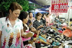 Một phiên chợ hàng Việt. (Ảnh: Mạnh Linh/TTXVN)