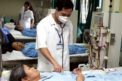 Lọc máu điều trị cho bệnh nhân viêm thận mãn. (Ảnh: Hữu Oai/TTXVN)