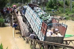 Cầu sắt bị sập. (Ảnh: Lê Hữu Quyết/Vietnam+)