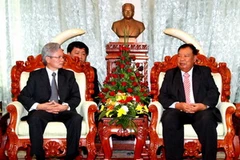 Phó Chủ tịch nước Lào Bounnhang Volachit tiếp ông Tạ Ngọc Tấn. (Ảnh: Hoàng Chương/TTXVN)