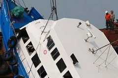 Chiếc phà chìm một nửa dưới nước. (Nguồn: AP)